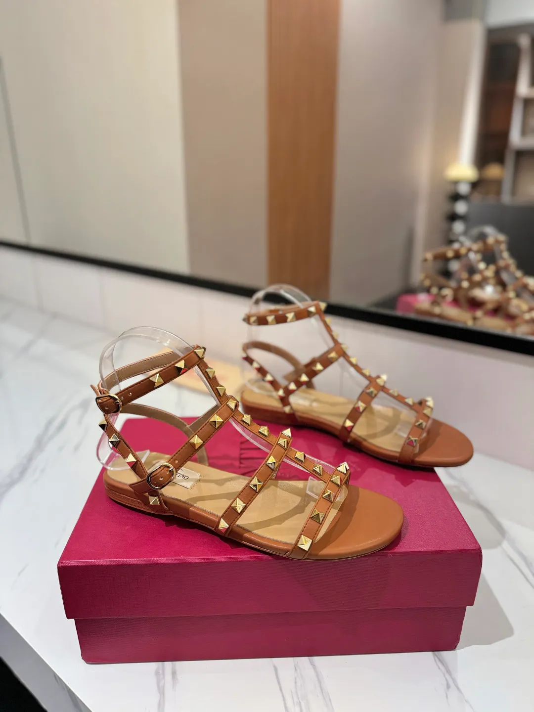👟👟Ex-factory price 520👟👟 Valentino/Valentino rivet VT classic ankle-wrap rivet sandals, timeless 🆕 deeply rooted in people's hearts❤️A must-have item that never goes out of style🫰top replica! The side curves are perfect, the original molded custom-made rust-free rivets, and the textured hardware bring out a full sense of high-end, giving you a genuine foot feel! The first choice for high-end customers❤️ [Material] Upper: Original imported customized cowhide Inner lining: Original imported goatskin Outsole: Imported pearlescent leather outsole Code number: 35-39 [34, 40, 41, 42 are custom-made and cannot be returned or exchanged]